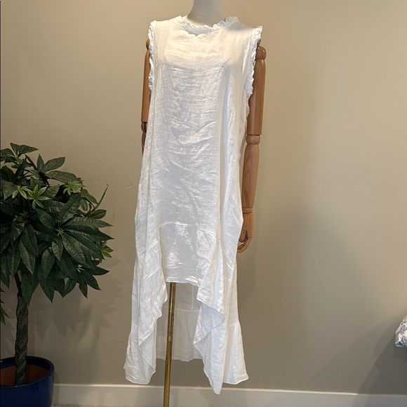 Elegant White Sleeveless Dress - Picture 2 of 9